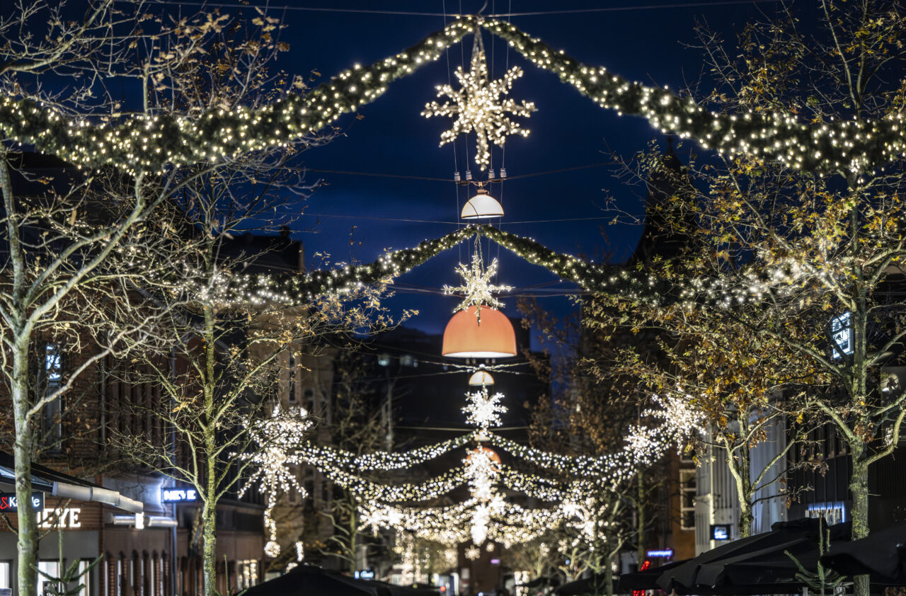 Lida og Oskar Nielsens Fond spreder juleglæde med gaver til alle beboere på Esbjerg Kommunes plejehjem. Foto: Esbjerg Kommune.