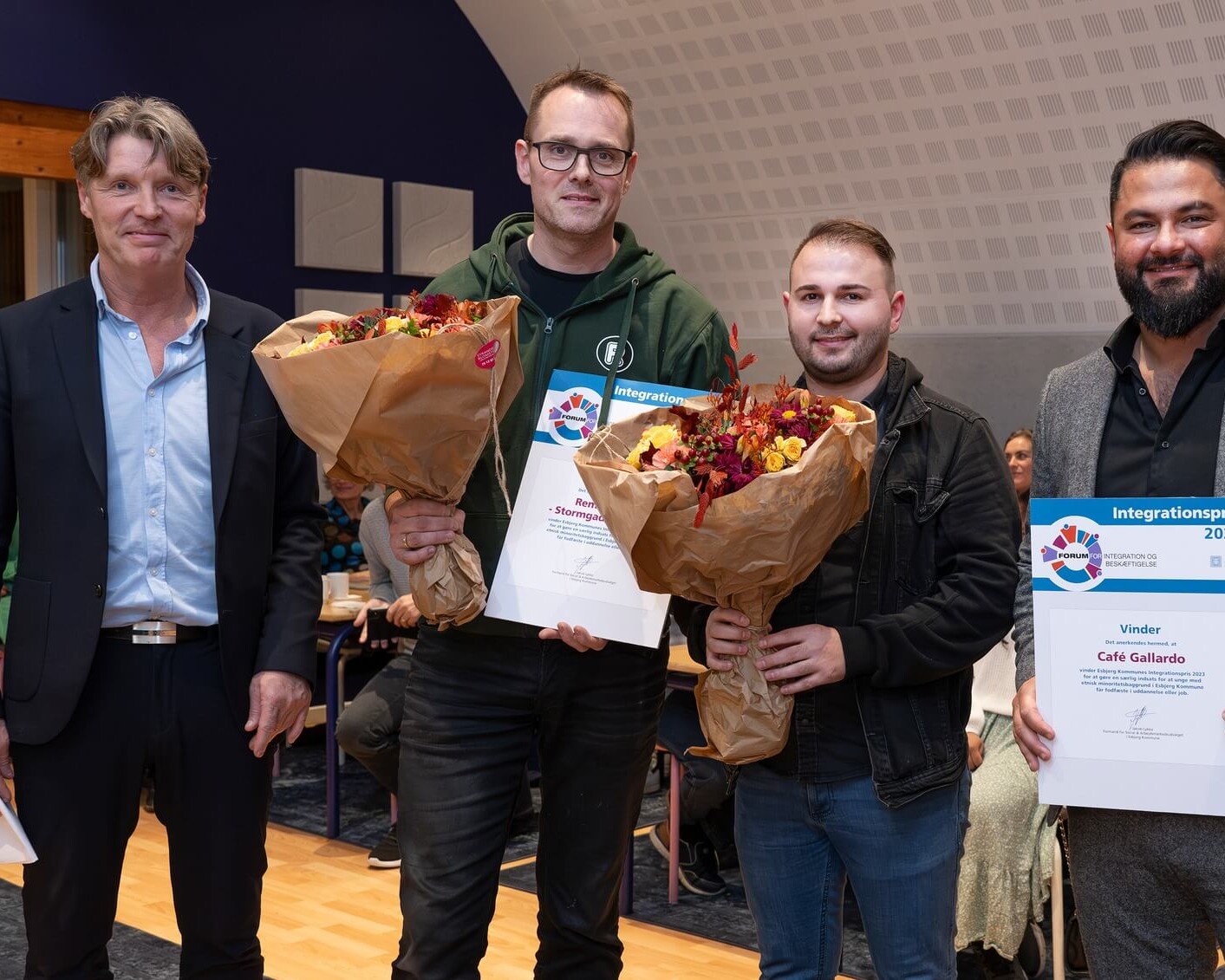 Rema 1000 i Stormgade og Café Gallardo vandt begge Integrationsprisen 2023. Rema 1000 i Stormgade fik prisen for deres store arbejde med at ansætte unge fra Østerby-området, mens Café Gallardo fik prisen for deres indsats for medarbejdere med sproglige udfordringer. Foto: Esbjerg Kommune.