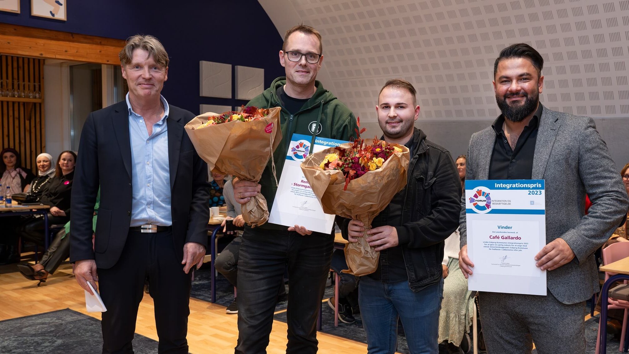 Rema 1000 i Stormgade og Café Gallardo vandt begge Integrationsprisen 2023. Rema 1000 i Stormgade fik prisen for deres store arbejde med at ansætte unge fra Østerby-området, mens Café Gallardo fik prisen for deres indsats for medarbejdere med sproglige udfordringer. Foto: Esbjerg Kommune.