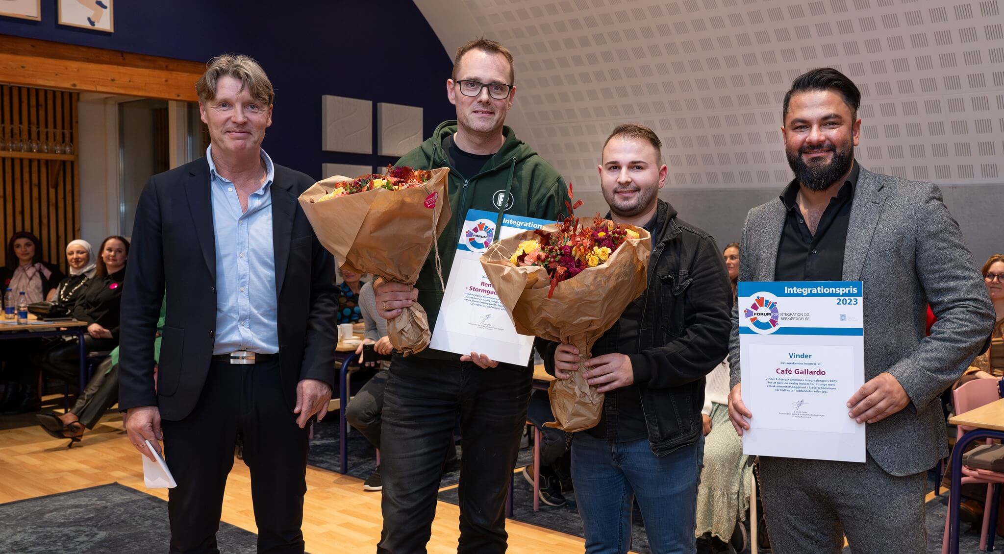 Rema 1000 i Stormgade og Café Gallardo vandt begge Integrationsprisen 2023. Rema 1000 i Stormgade fik prisen for deres store arbejde med at ansætte unge fra Østerby-området, mens Café Gallardo fik prisen for deres indsats for medarbejdere med sproglige udfordringer. Foto: Esbjerg Kommune.