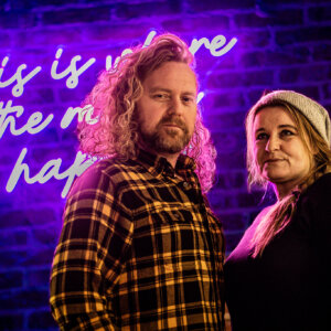 Rasmus Pedersen og Rikke Egholm Ravn alias Glimtvis. Her fotograferet på SoHo Bar i Esbjerg Street Food. Foto: Fjodor Pedersen.