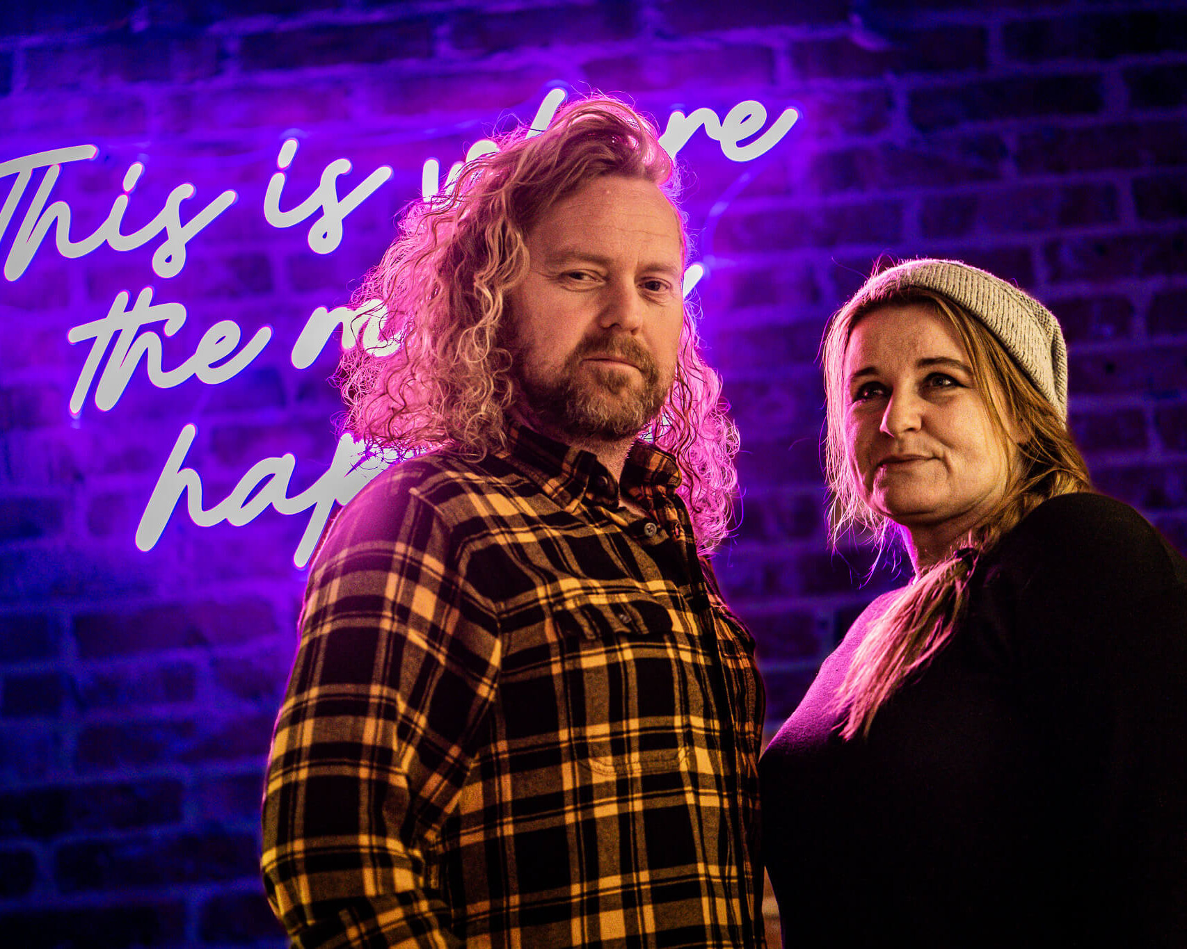 Rasmus Pedersen og Rikke Egholm Ravn alias Glimtvis. Her fotograferet på SoHo Bar i Esbjerg Street Food. Foto: Fjodor Pedersen.
