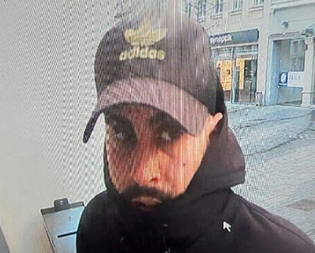 Billedtekst: Har du set manden her, eller ved du, hvem han er, så kontakt politiet på tlf. 1-1-4. 
