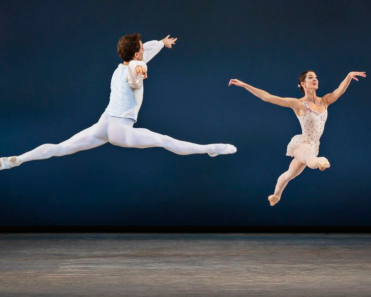 Holly Dorger og Jonathan Chmelensky i Ballo della Regina, Ballet de Luxe 2020. Foto: Henrik Stenberg.