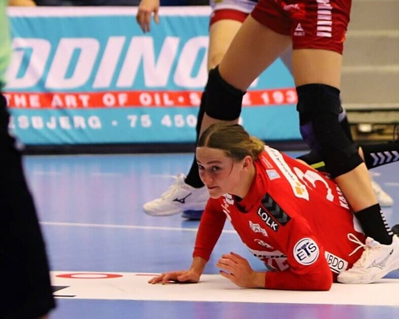 Kaja Kamp liggende på halgulvet, men det var Team Esbjerg, der var ovenpå i dagens kamp. Foto: Johnny Tauman.