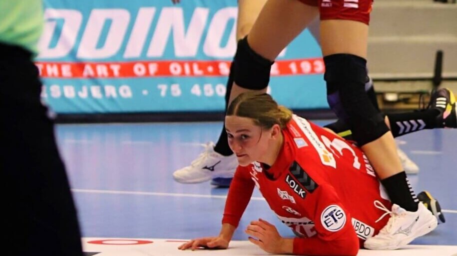 Kaja Kamp liggende på halgulvet, men det var Team Esbjerg, der var ovenpå i dagens kamp. Foto: Johnny Tauman.