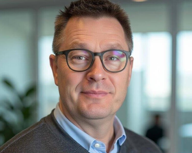 Nikolaj Schnor, kørelærer og medejer af Danmarks største køreskole, Lisbeths Køreskole. Foto: Lisbeths Køreskole.