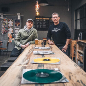 Philip Skovgaard, frontmand i Big Sky Country og Lars Glindemann, Esbjerg Bryghus. Pressefoto: 10fingers.dk