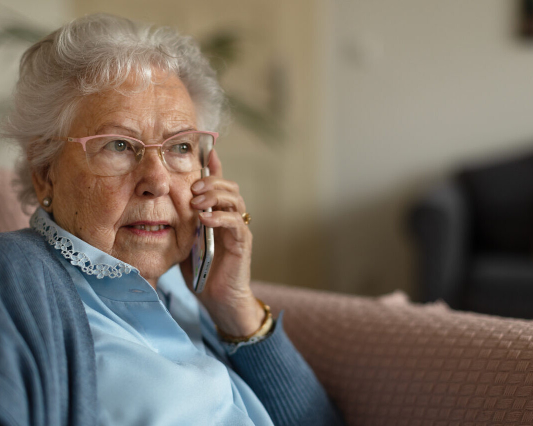 Fra mandag 13. januar 2025 er det igen telefonrobotten, der svarer telefonen, når borgerne ringer til Esbjerg Kommune. Foto: Colourbox.