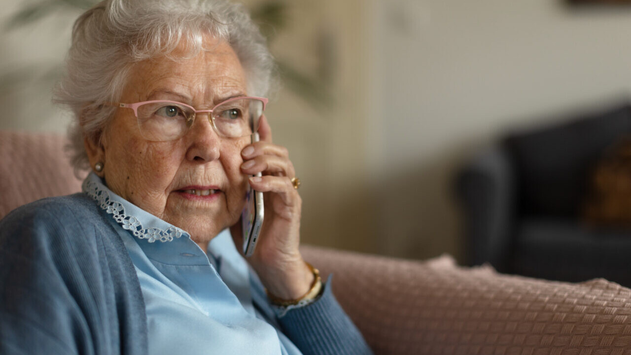 Fra mandag 13. januar 2025 er det igen telefonrobotten, der svarer telefonen, når borgerne ringer til Esbjerg Kommune. Foto: Colourbox.