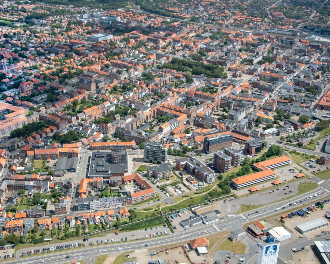 Luftfoto ind over Esbjerg i nordøstlig retning med Adgangsvejen nederst i billedet. Foto: Esbjerg Kommune.