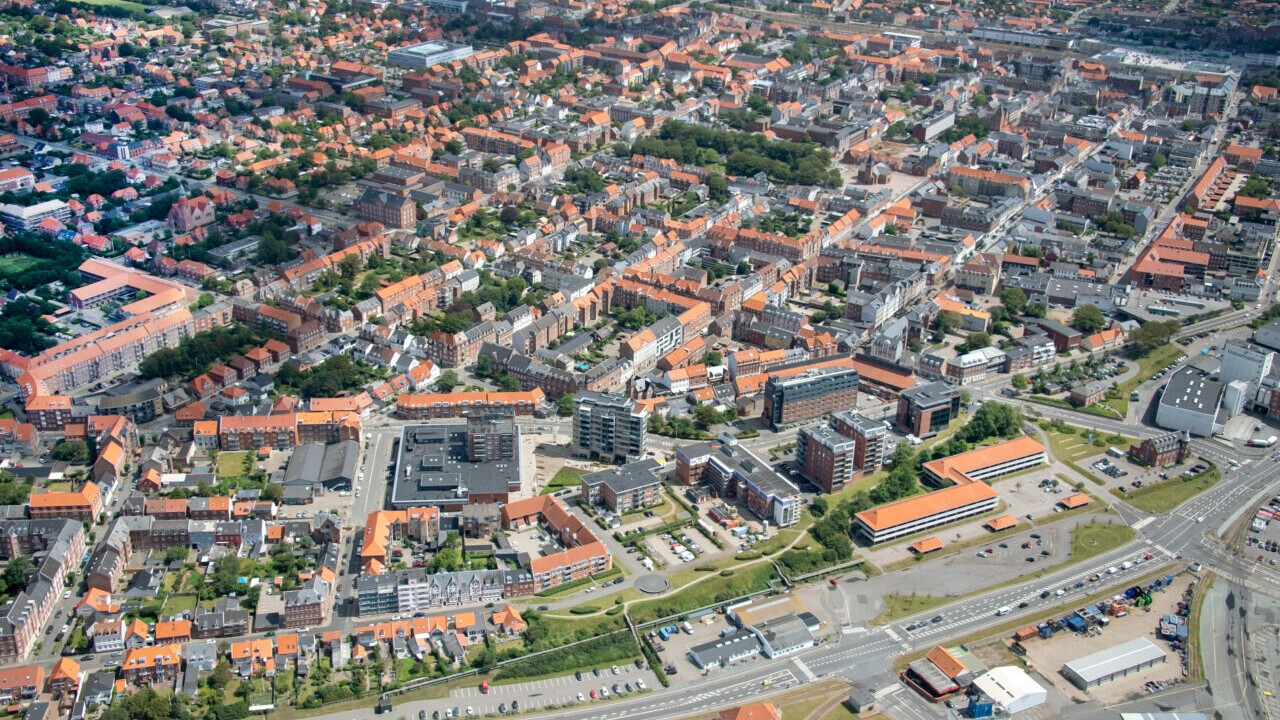 Luftfoto ind over Esbjerg i nordøstlig retning med Adgangsvejen nederst i billedet. Foto: Esbjerg Kommune.