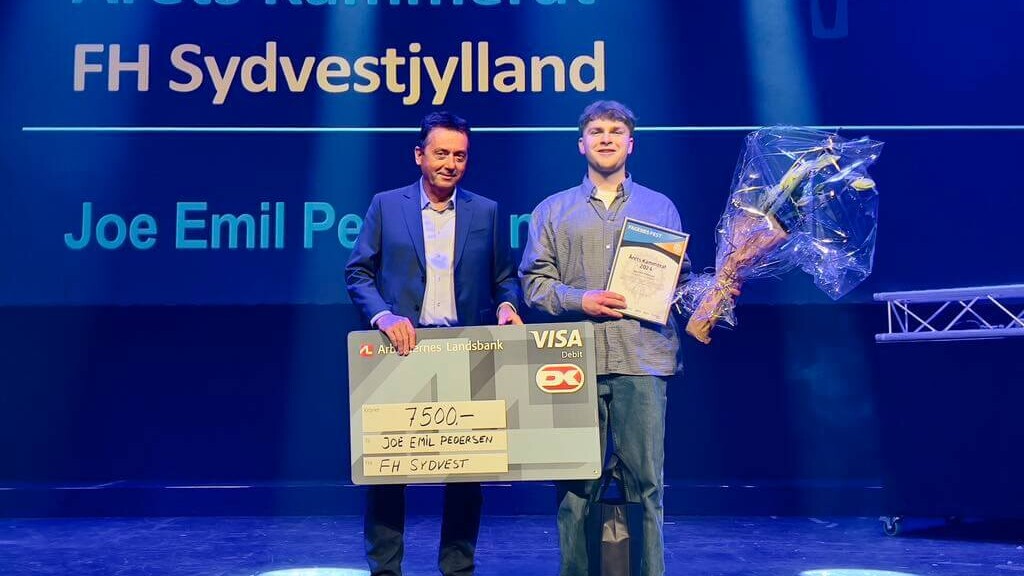 Brian Lyst, formand for FH Sydvest, uddelte Årets Kammerat-legat på 7.500 kroner til Joe Emil Pedersen.