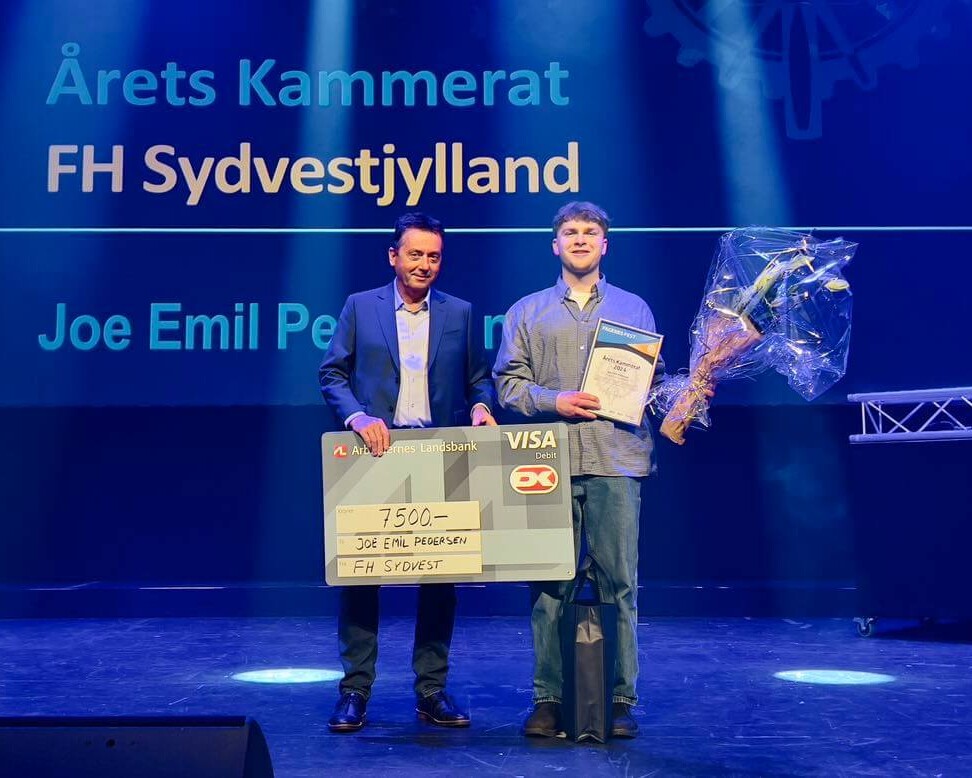 Brian Lyst, formand for FH Sydvest, uddelte Årets Kammerat-legat på 7.500 kroner til Joe Emil Pedersen.