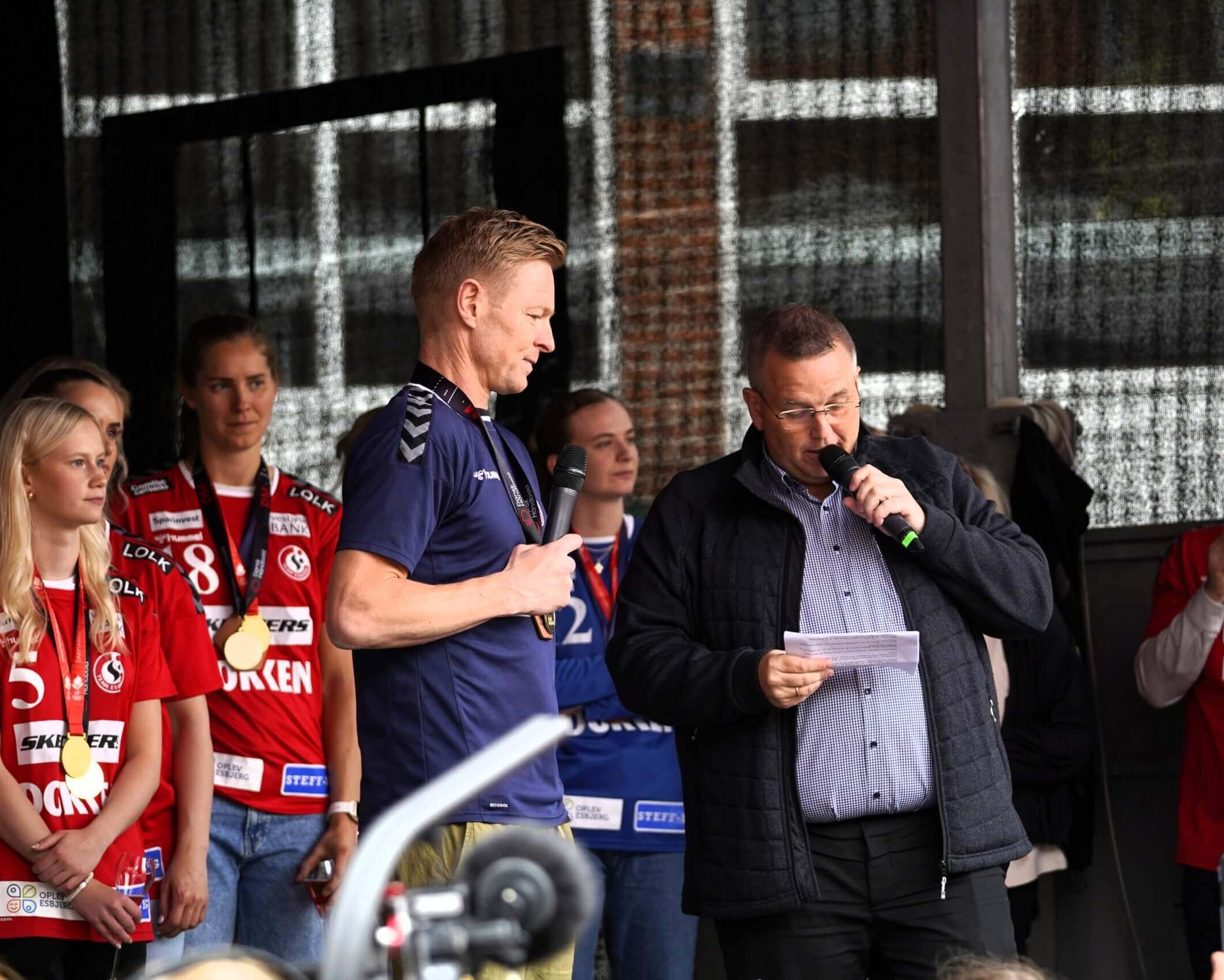 Jesper Jensens sidste aktion for Team Esbjerg, inden han helligede sig landstrænerjobbet: Hyldest på Torvet i sommers. Arkivfoto: Fjodor Pedersen.