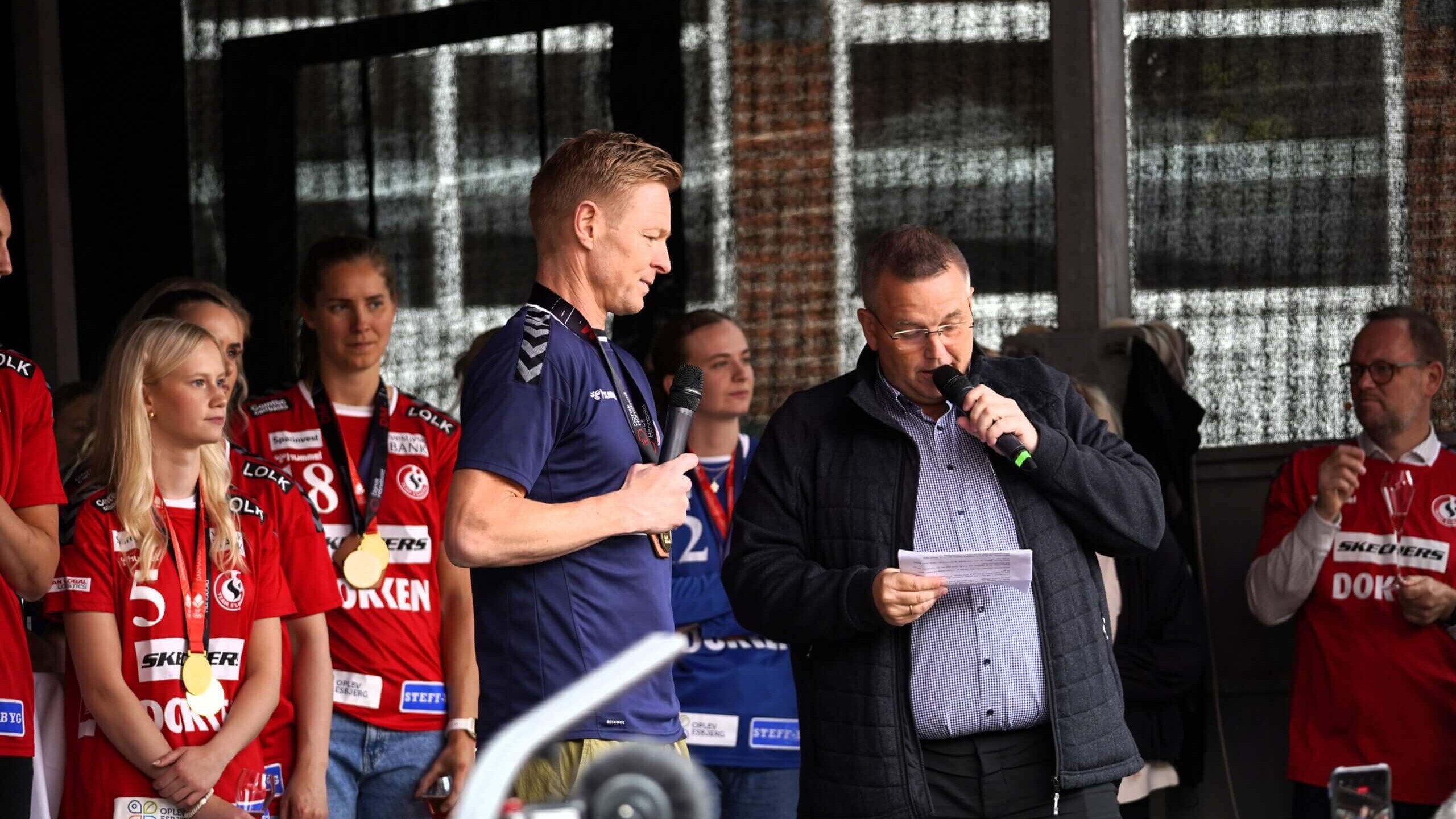 Jesper Jensens sidste aktion for Team Esbjerg, inden han helligede sig landstrænerjobbet: Hyldest på Torvet i sommers. Arkivfoto: Fjodor Pedersen.