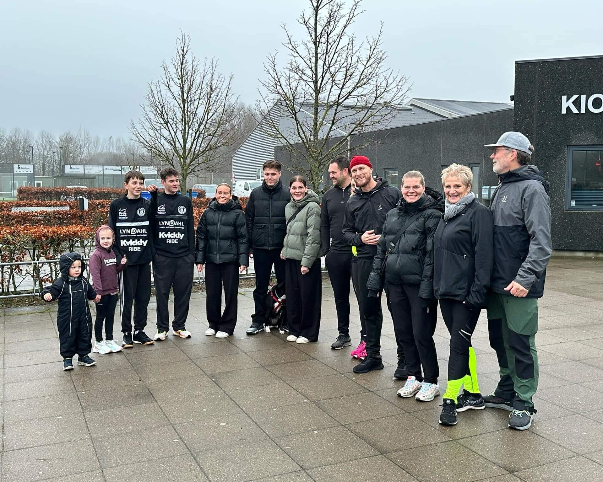 Familie bevægede sig i fællesskab ud på en One mile (1,609 km) rundt i Ribes gader som start på træningen til Royal Run den 9. juni 2025 i Ribe. Foto: Privat.