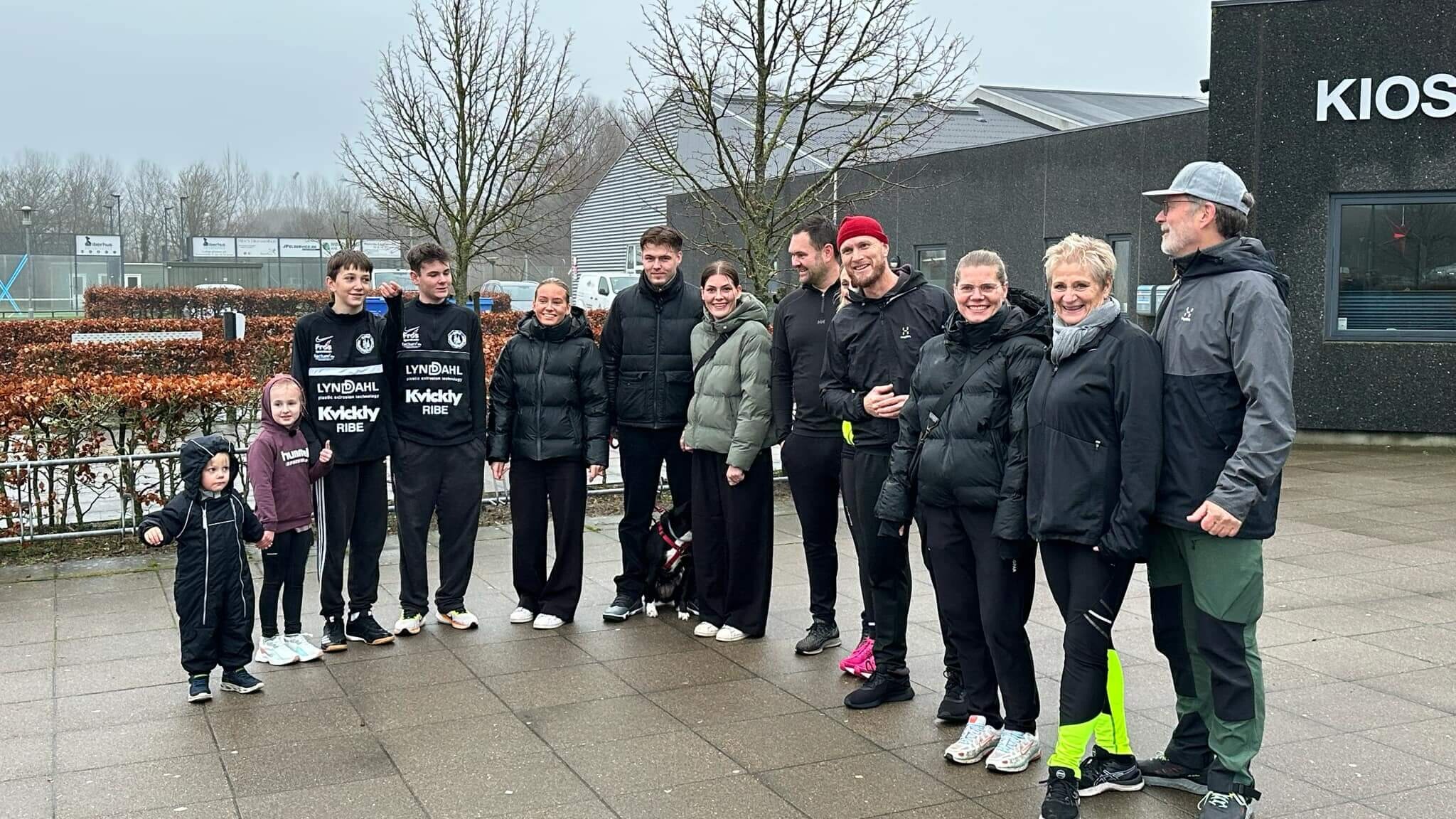 Familie bevægede sig i fællesskab ud på en One mile (1,609 km) rundt i Ribes gader som start på træningen til Royal Run den 9. juni 2025 i Ribe. Foto: Privat.