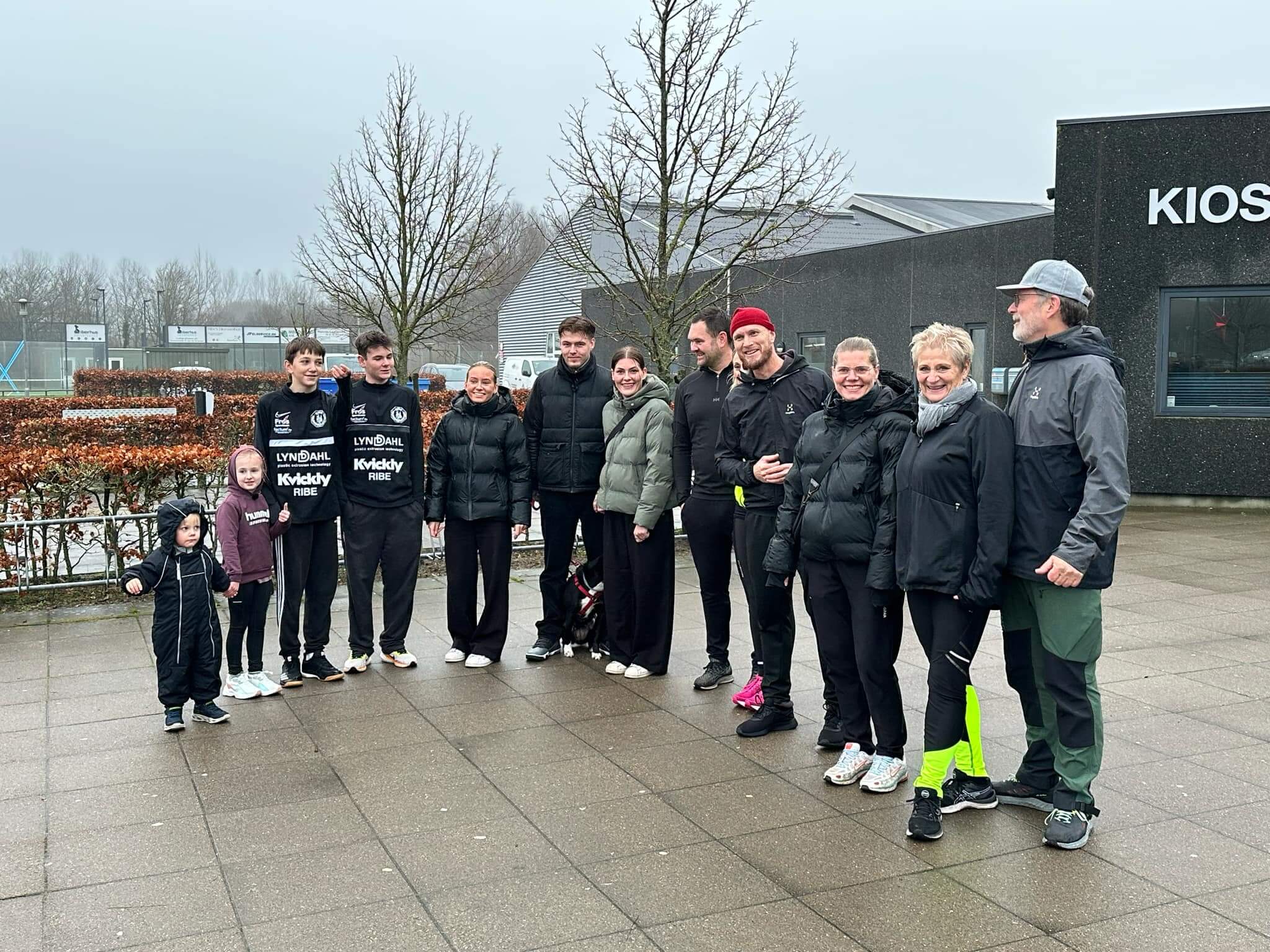 Familie bevægede sig i fællesskab ud på en One mile (1,609 km) rundt i Ribes gader som start på træningen til Royal Run den 9. juni 2025 i Ribe. Foto: Privat.
