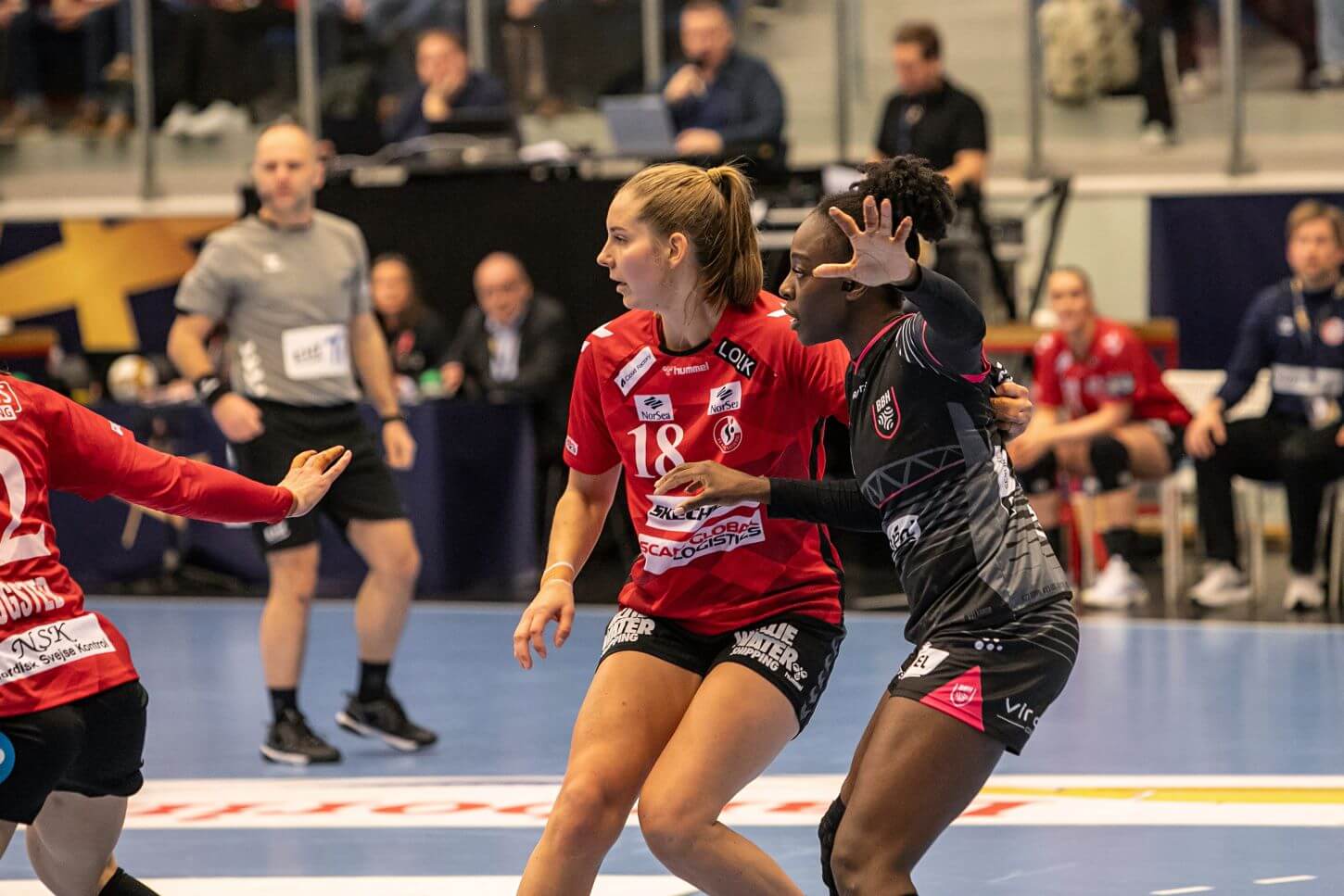 Mette Tranborg måtte ned i knæ for at dække stregspiller