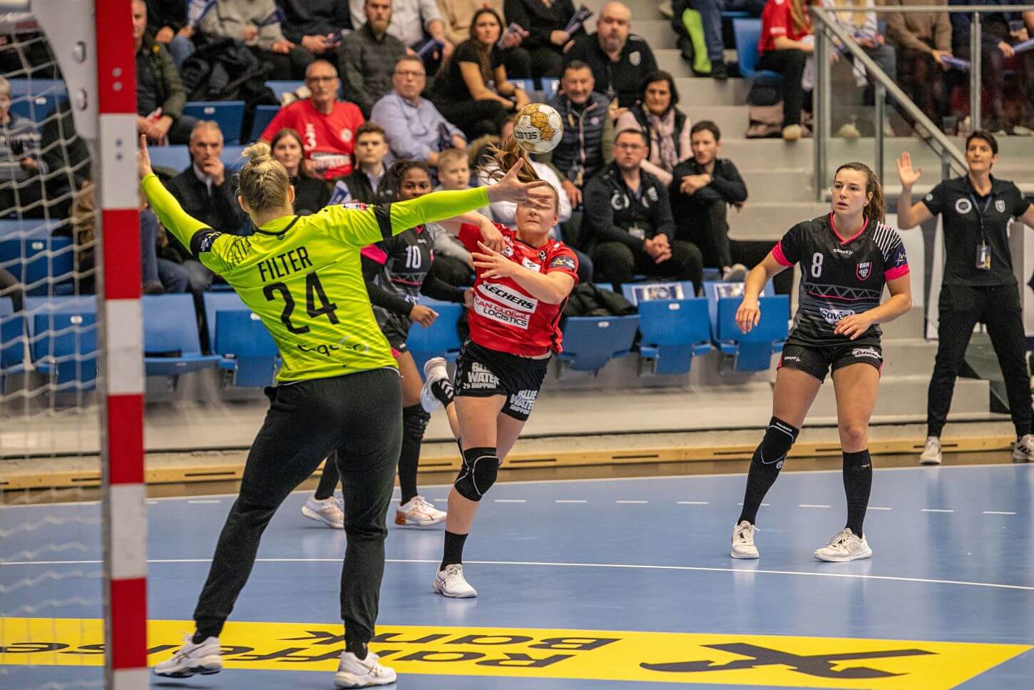 Team Esbjergs Sarah Dekker med en af sine scoringer. Foto: Johnny Tauman.