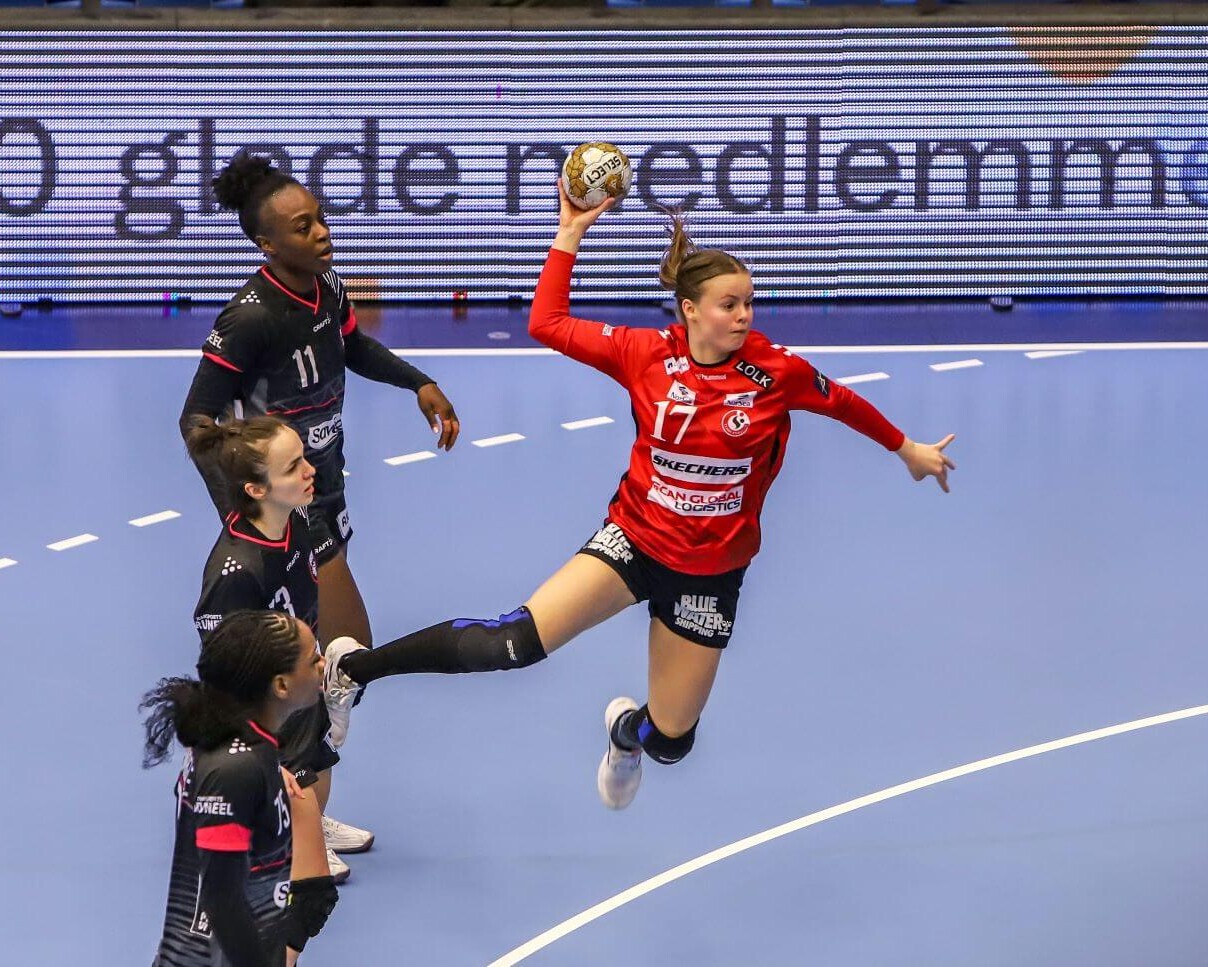 Team Esbjergs Elin Hansson i smukt svæv. Foto: Johnny Tauman.