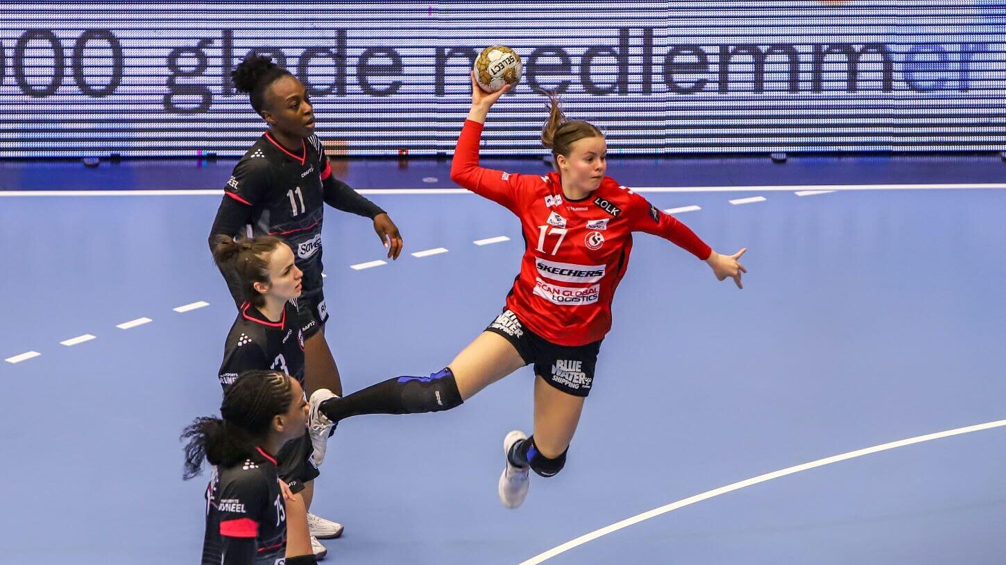 Team Esbjergs Elin Hansson i smukt svæv. Foto: Johnny Tauman.