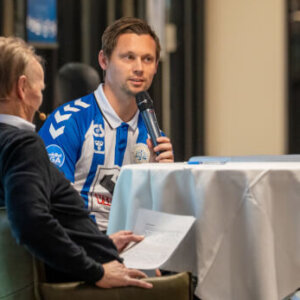 Jakob Ankersen i live-interview med journalist Frede Madsen i forbindelse med EfB's fanaften forleden. Pressefoto.