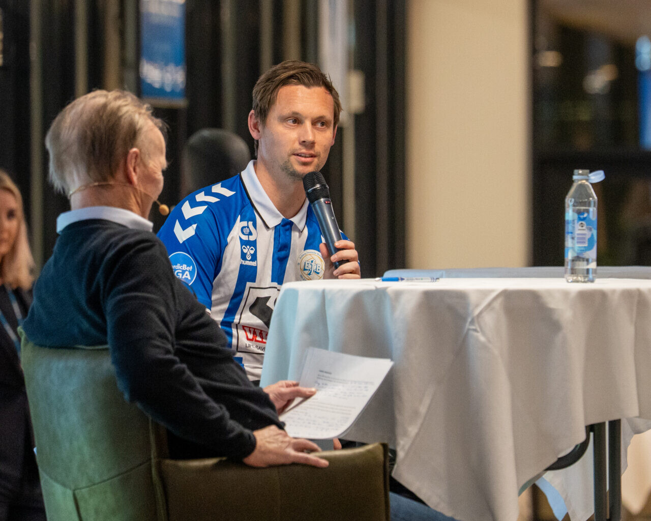 Jakob Ankersen i live-interview med journalist Frede Madsen i forbindelse med EfB's fanaften forleden. Pressefoto.