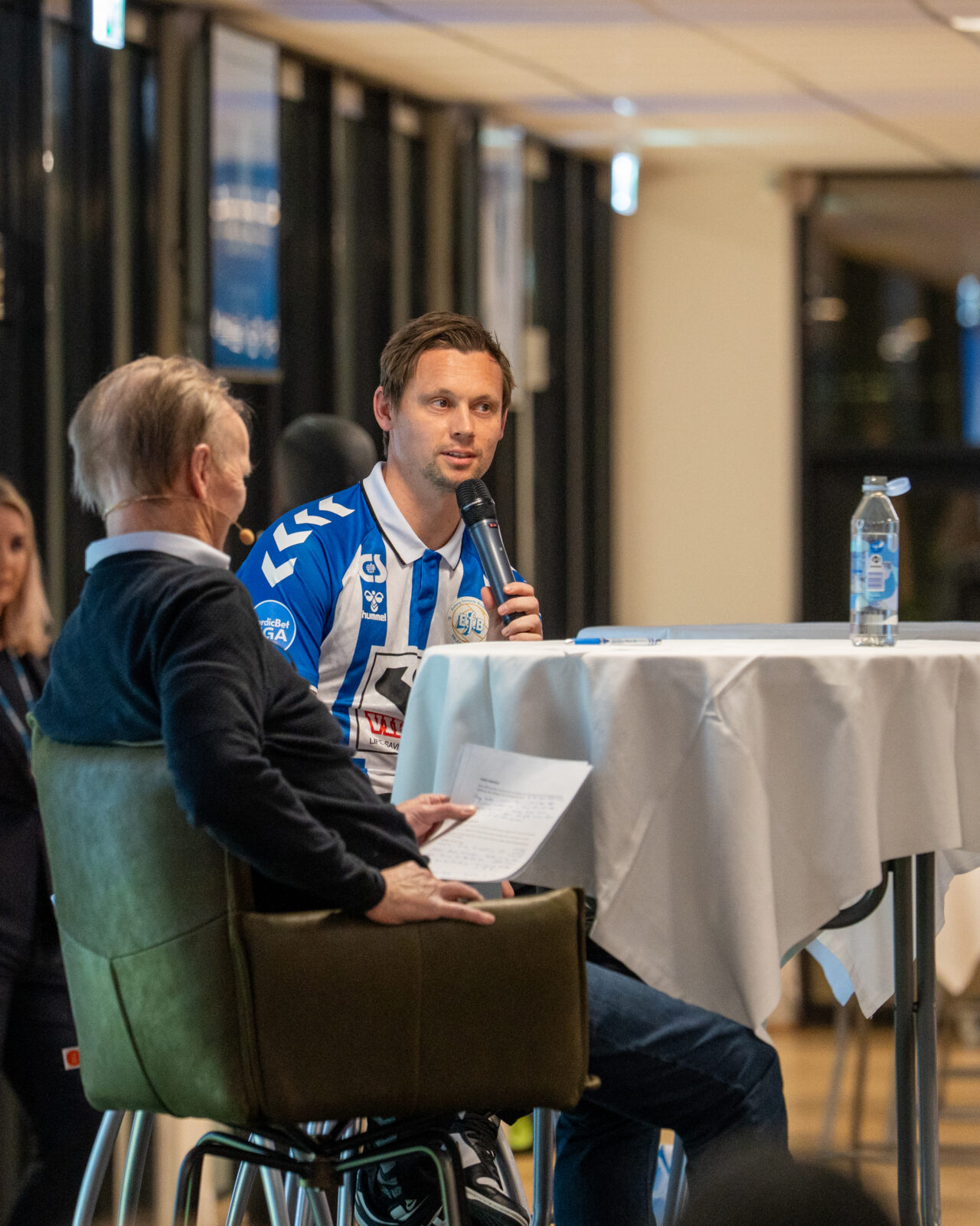 Jakob Ankersen i live-interview med journalist Frede Madsen i forbindelse med EfB's fanaften forleden. Pressefoto.