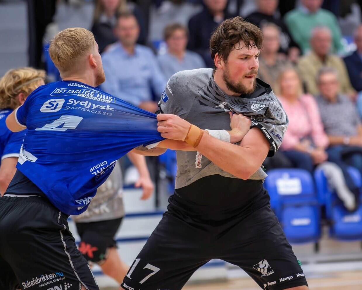 En bøvlet kamp for Ribe-Esbjerg HH. Foto: Johnny Tauman.