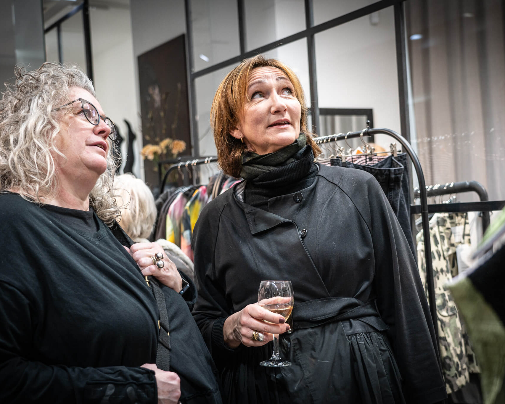 Agnete Brinch (th) og en af dagens gæster betragter et værk hos Marie Lahn. Foto: Fjodor Pedersen.