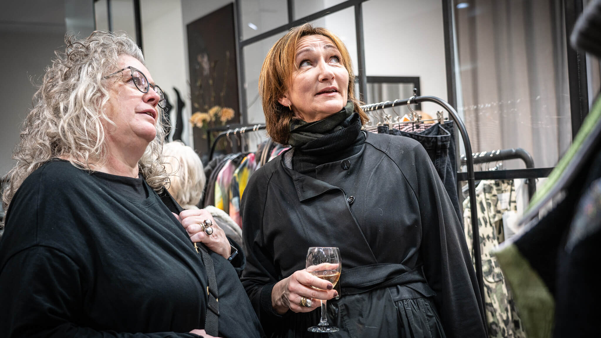 Agnete Brinch (th) og en af dagens gæster betragter et værk hos Marie Lahn. Foto: Fjodor Pedersen.