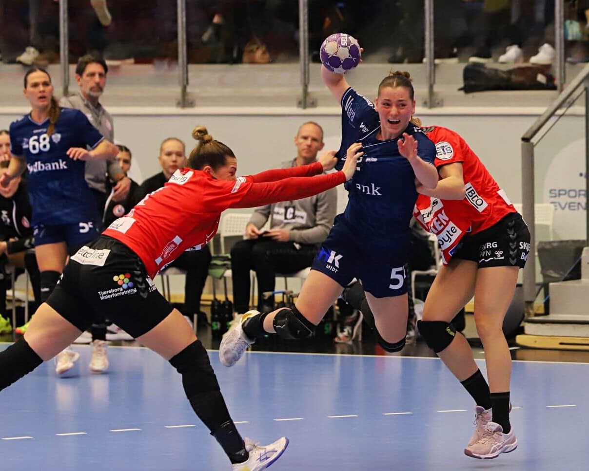 Der var usædvanligt mange huller i Team Esbjergs forsvar i aftes. Foto: Johnny Tauman.