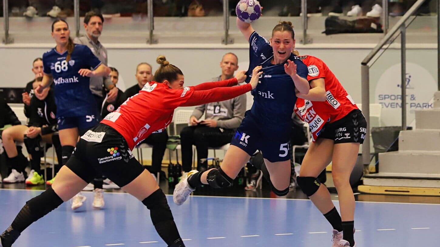 Der var usædvanligt mange huller i Team Esbjergs forsvar i aftes. Foto: Johnny Tauman.