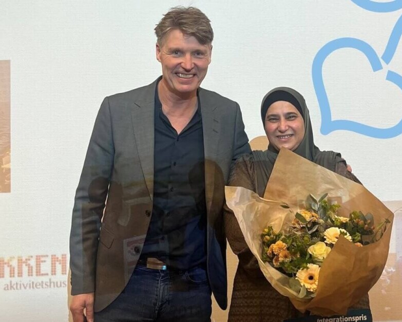 Jakob Lykke, formand for Integration & Beskæftigelse, overrakte prisen til Abir Aboukhrejbe. Foto: Esbjerg Kommune.