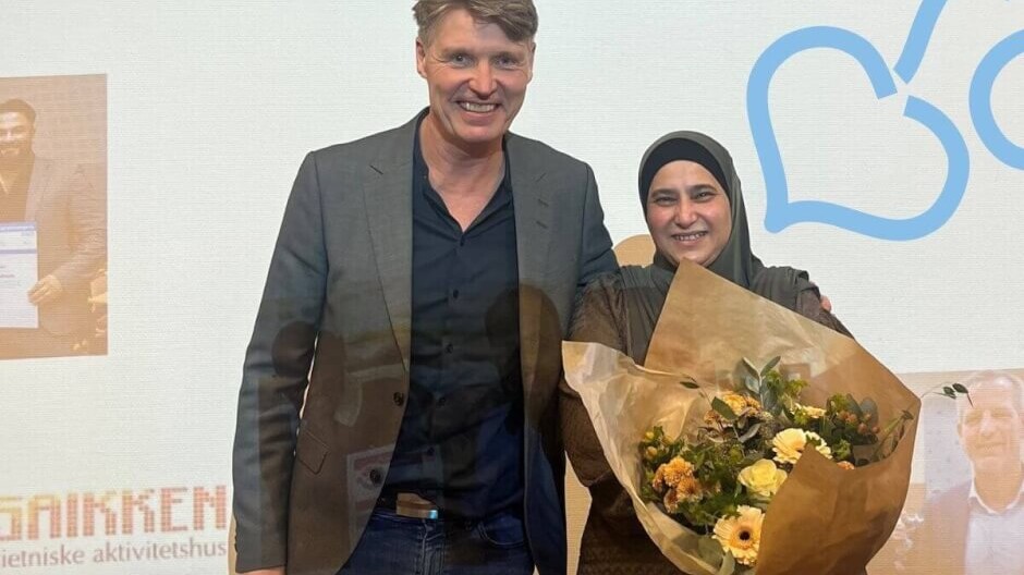 Jakob Lykke, formand for Integration & Beskæftigelse, overrakte prisen til Abir Aboukhrejbe. Foto: Esbjerg Kommune.