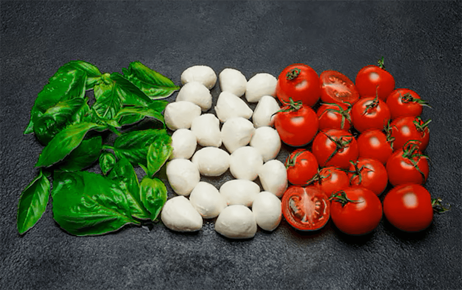 Friske basilikumblade, bøffelmozzarella og tomater. Foto: Freepik.com.