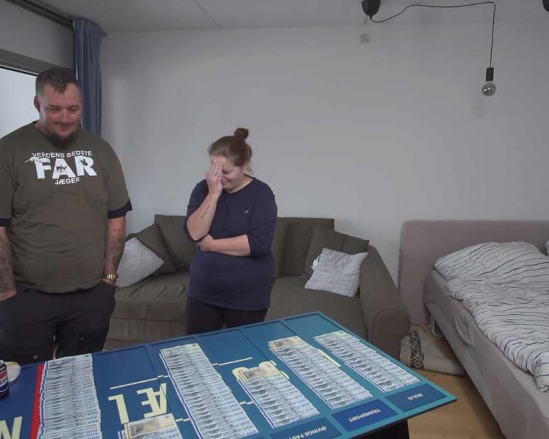 Kim og Pernille, da de får kortene lagt på bordet. Foto:: Viaplay Group.