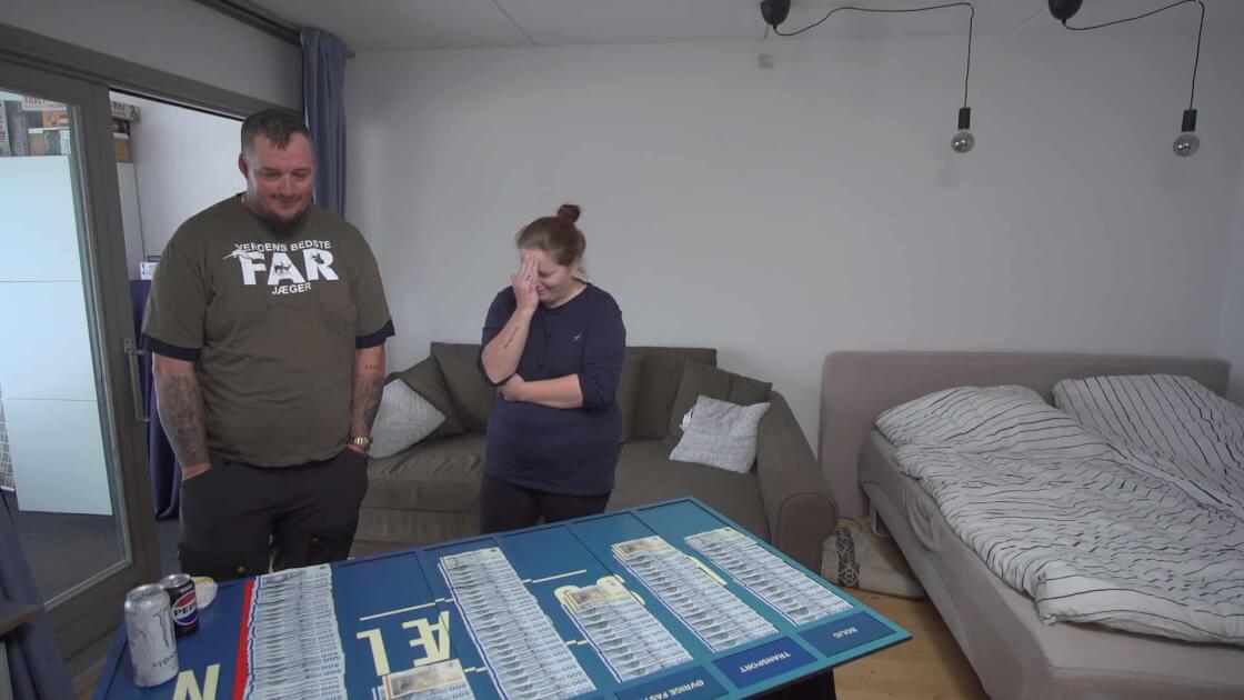 Kim og Pernille, da de får kortene lagt på bordet. Foto:: Viaplay Group.