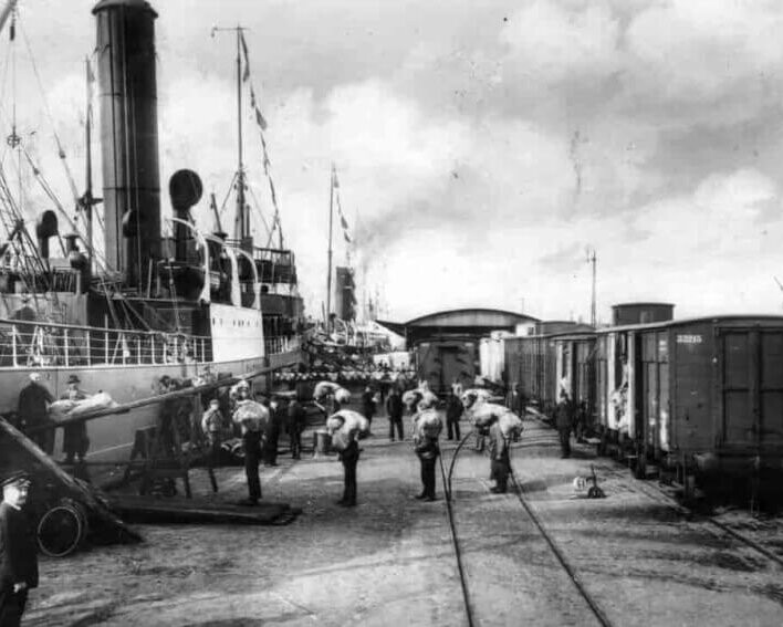 Havnearbejdere laster smør og bacon ombord i S/S Dagmar ved Englandskaj, ca. 1924. Foto: SFAH.