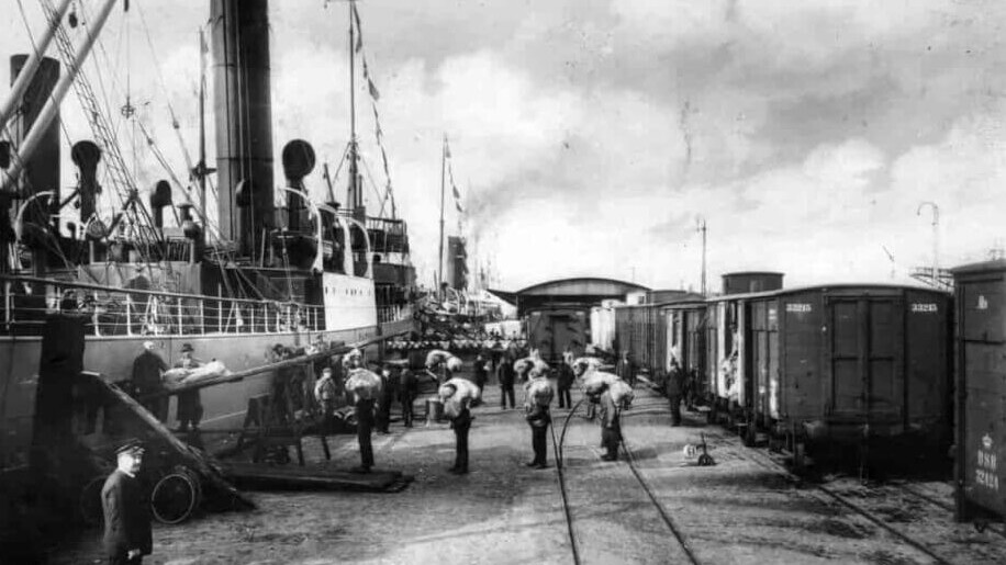 Havnearbejdere laster smør og bacon ombord i S/S Dagmar ved Englandskaj, ca. 1924. Foto: SFAH.