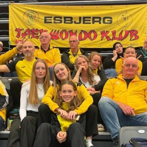Delegation fra Esbjerg Taekwondo Klub ved et stævne sidste år. Privatfoto.