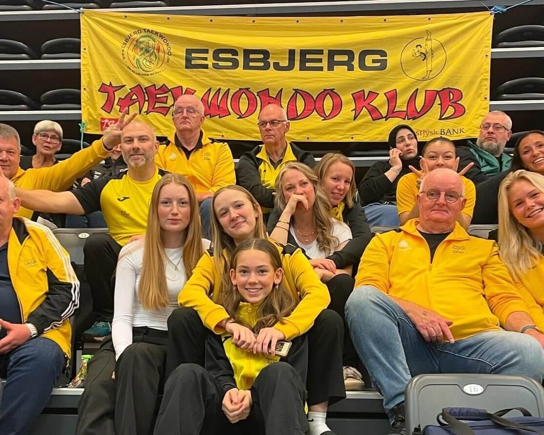 Delegation fra Esbjerg Taekwondo Klub ved et stævne sidste år. Privatfoto.