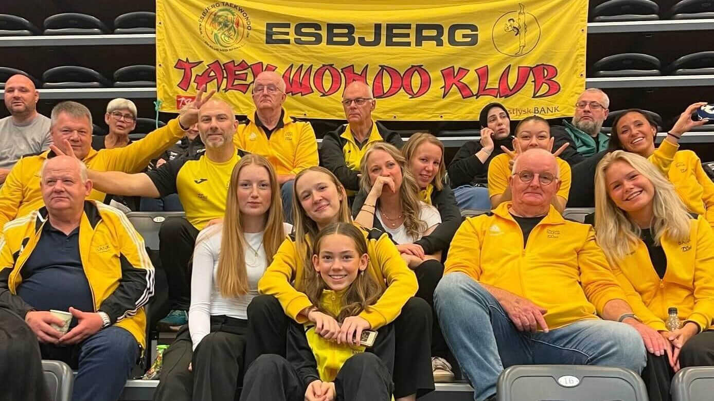 Delegation fra Esbjerg Taekwondo Klub ved et stævne sidste år. Privatfoto.