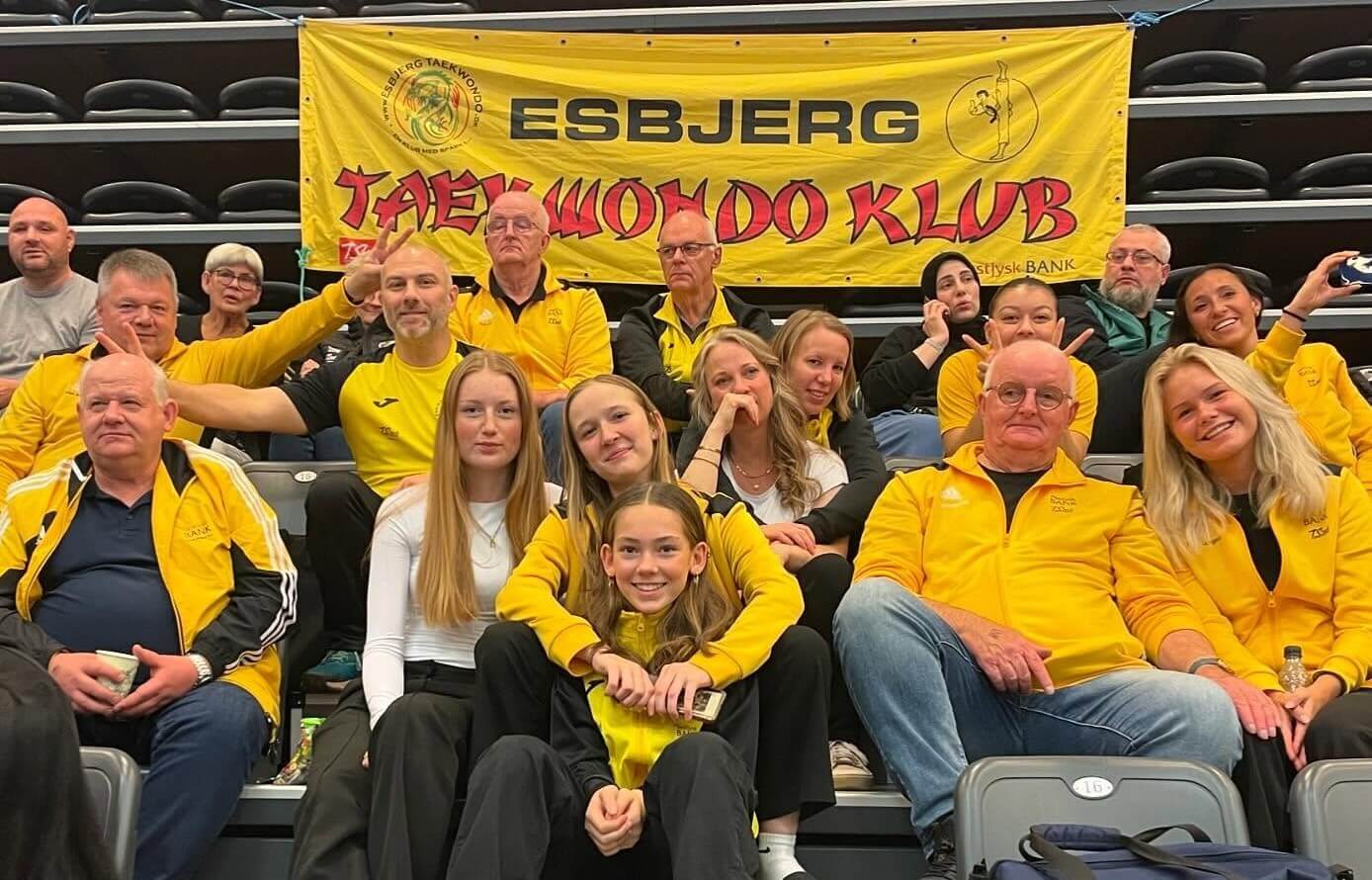 Delegation fra Esbjerg Taekwondo Klub ved et stævne sidste år. Privatfoto.