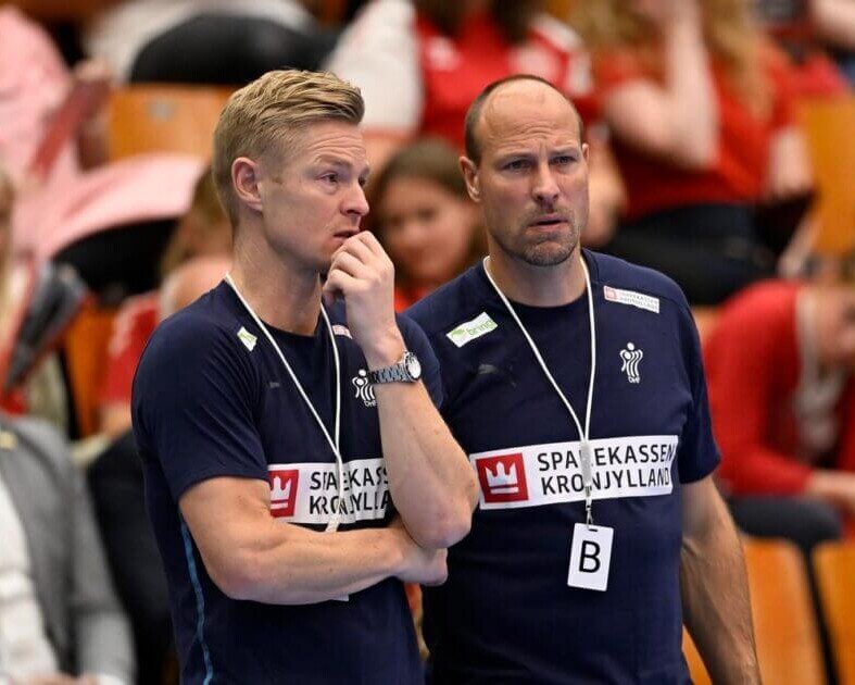 Jesper Jensen og assistenttræner Lars Jørgensen under en Golden League-kamp mod Schweiz i 2023. Arkivfoto: Lars Møller.