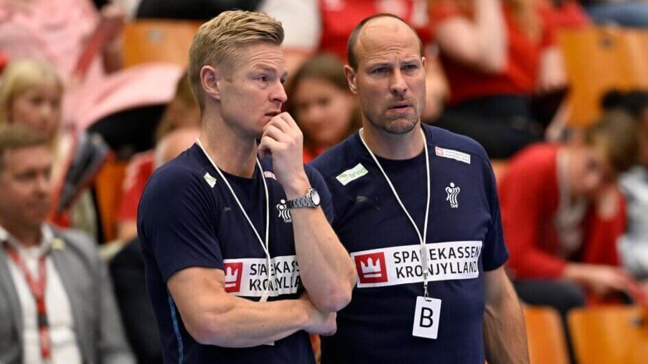 Jesper Jensen og assistenttræner Lars Jørgensen under en Golden League-kamp mod Schweiz i 2023. Arkivfoto: Lars Møller.