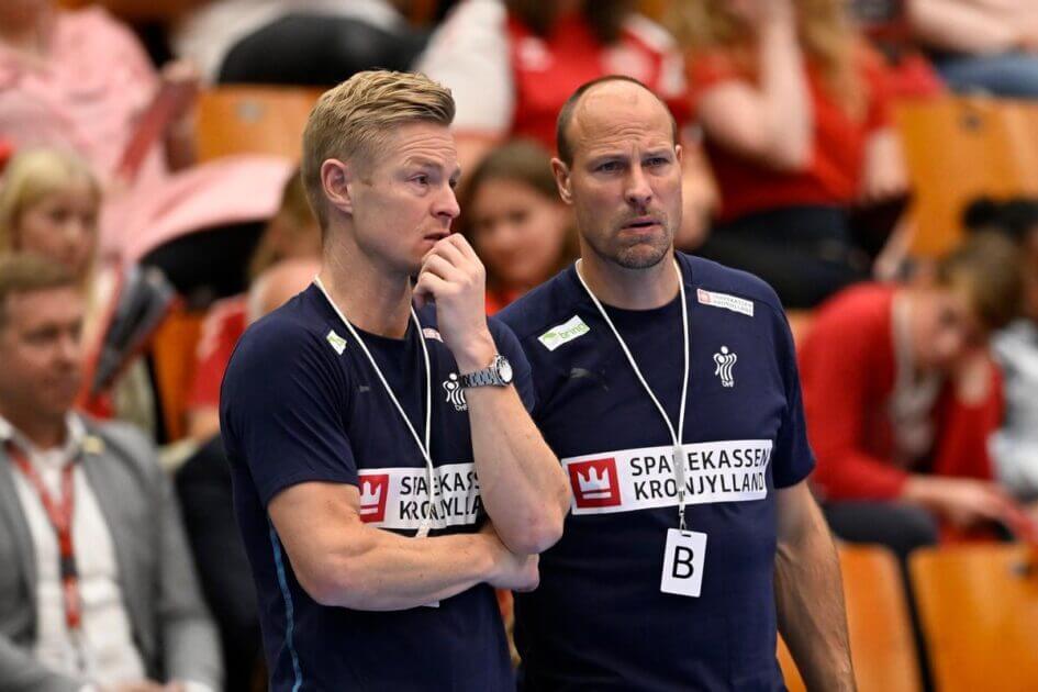 Jesper Jensen og assistenttræner Lars Jørgensen under en Golden League-kamp mod Schweiz i 2023. Arkivfoto: Lars Møller.