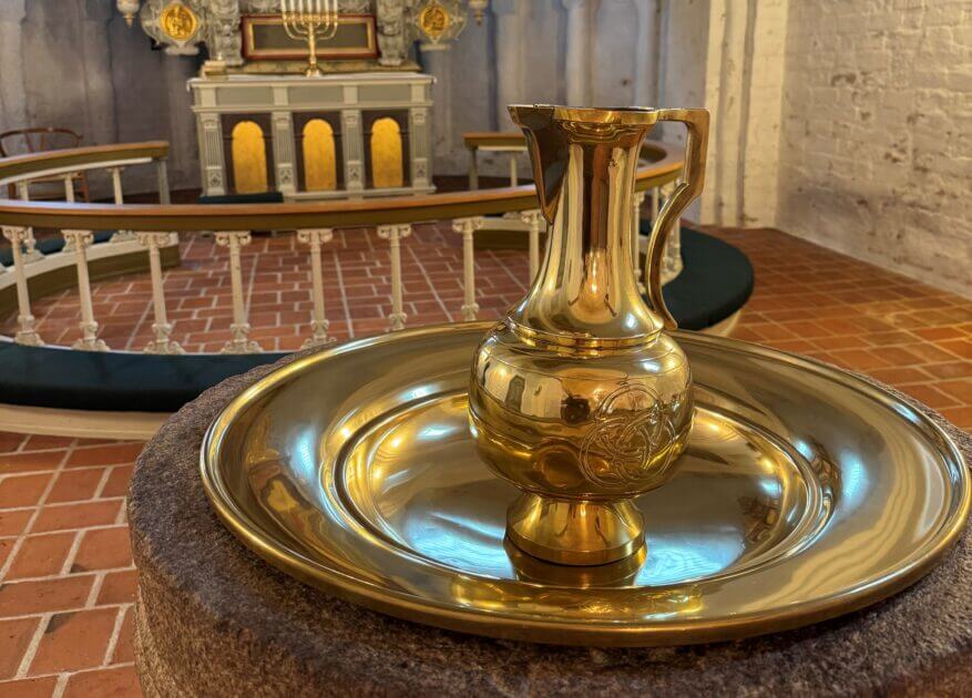 Døbefonten i Bryndum Kirke. Privatfoto.